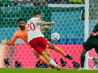 Piotr Zielinski strieľa gól v zápase Poľsko - Saudská Arábia na MS vo futbale 2022.