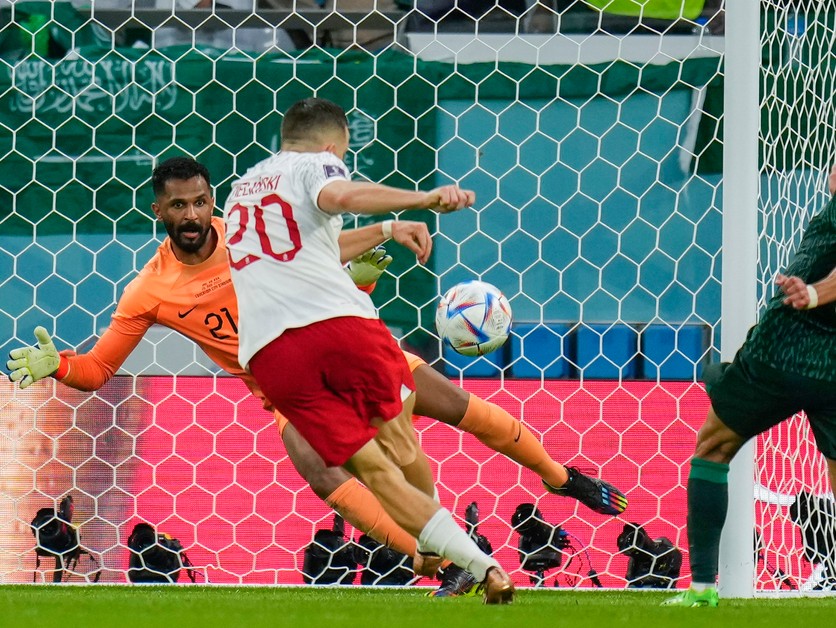 Piotr Zielinski strieľa gól v zápase Poľsko - Saudská Arábia na MS vo futbale 2022.