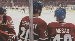 Juraj Slafkovský a Filip Mešár na lavičke Montreal Canadiens.