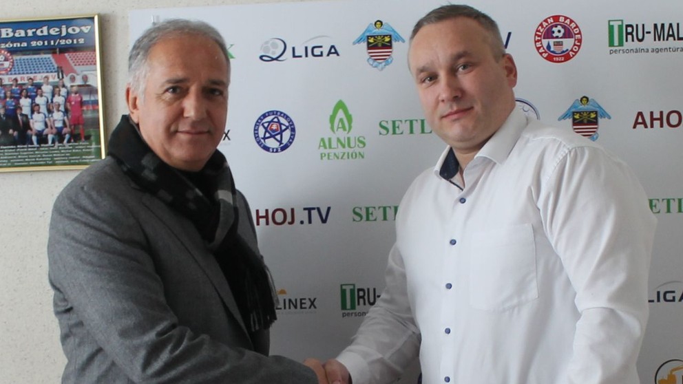 Stanislav Soroka (vpravo) po spečatení dohody so zahraničným investorom.