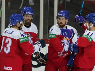 Radosť českých hokejistov po strelenom góle v zápase Česko - Veľká Británia na MS v hokeji 2021.
