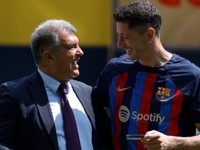 Prezident tímu FC Barcelona Joan Laporta a letná posila Robert Lewandowski.