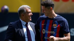 Prezident tímu FC Barcelona Joan Laporta a letná posila Robert Lewandowski.