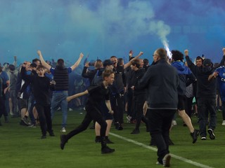Fanúšikovia Evertonu vybehli na ihrisko.