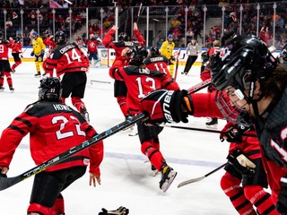 Hokejisti Kanady sa tešia z triumfu na Hlinka Gretzky Cupe 2022.
