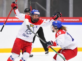 České reprezentantky sa tešia po strelenom góle na MS v hokeji žien 2022.
