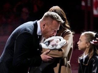 Marián Hossa zachytený v momente, ako dáva bozk najmladšej dcére Emme.