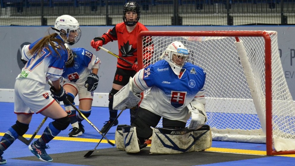 Momentka zo zápasu Slovensko - Kanada na MS v hokejbale žien 2022.