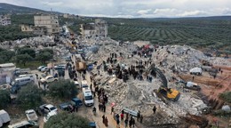 Ničivé zemetrasenie postihlo Turecko a Sýriu.