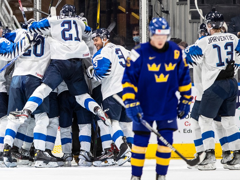 Radosť hokejistov Fínska po postupe do finále na MS v hokeji do 20 rokov 2022.