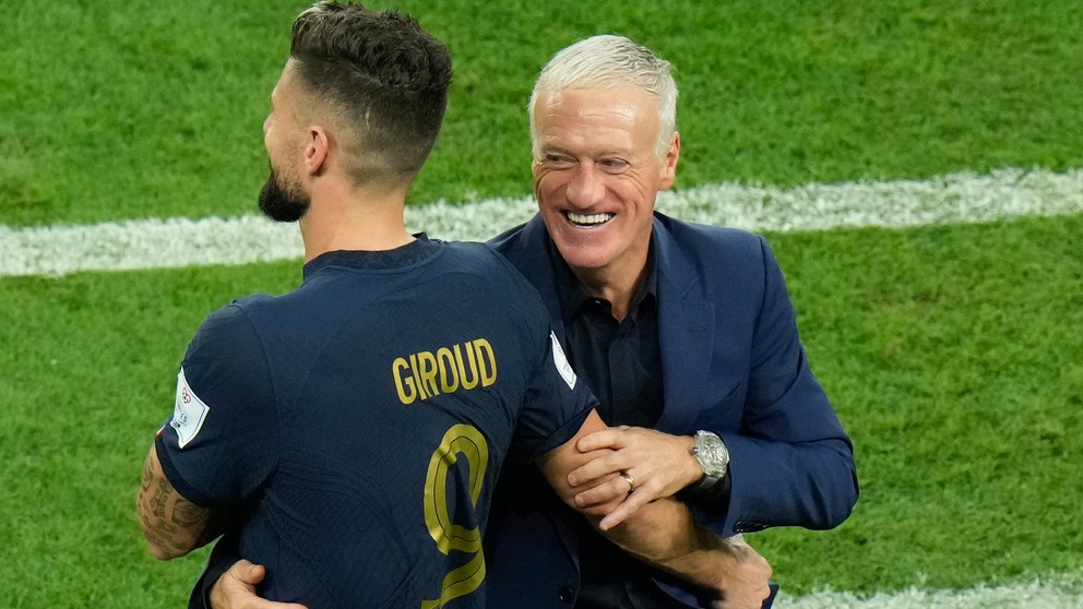 Francúzsky hráč Olivier Giroud (vľavo) oslavuje s trénerom Didierom Deschampsom.