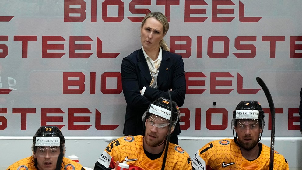 Jessica Campbellová na lavičke Nemecka na MS v hokeji 2022.
