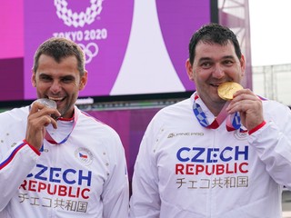 David Kostelecký (vľavo) a Jiří Lipták s medailami.