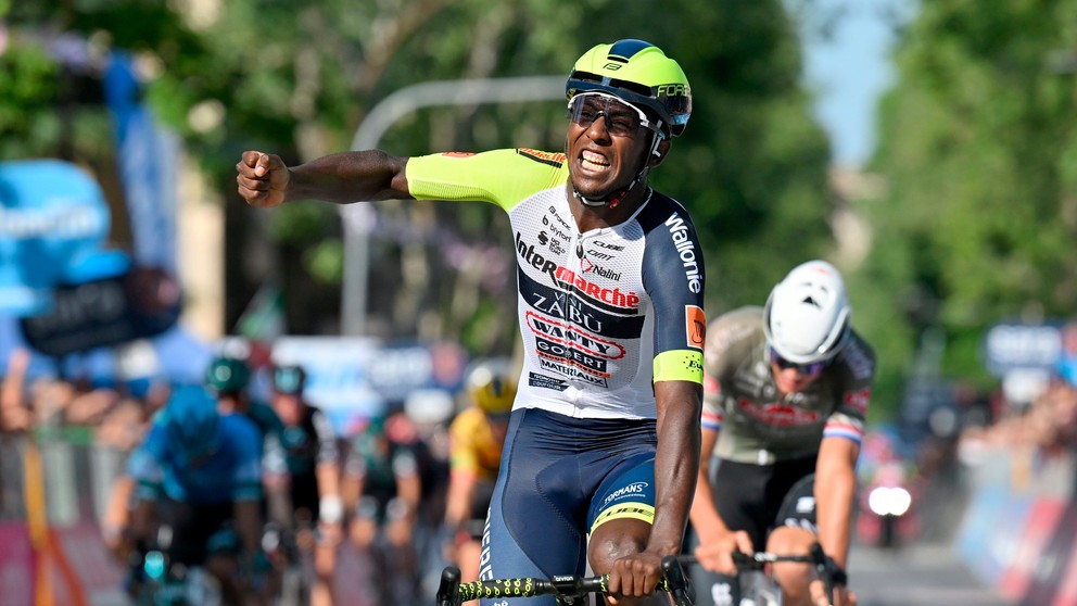 Eritrejčan Biniam Girmay vyhral etapu na Giro d'Italia 2022. 