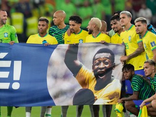 Brazílski futbalisti s transparentom Pelého.