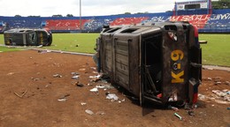 Tragédia v Indonézii po futbalovom zápase Arema Malang - Persebaya Surabaya.
