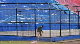 Tragédia v Indonézii po futbalovom zápase Arema Malang - Persebaya Surabaya, policajt na Štadióne Kanjuruhan.