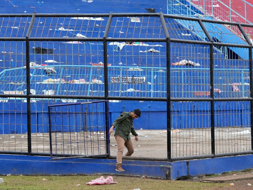 Tragédia v Indonézii po futbalovom zápase Arema Malang - Persebaya Surabaya, policajt na Štadióne Kanjuruhan.