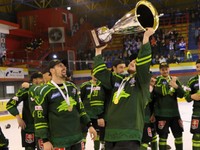 Hokejisti Žiliny oslavujú triumf v SHL, keď vo finále zdolali Martin 4:2 na zápasy.