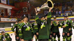 Hokejisti Žiliny oslavujú triumf v SHL, keď vo finále zdolali Martin 4:2 na zápasy.