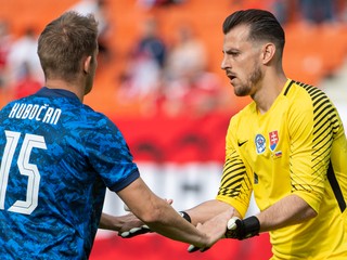 Tomáš Hubočan a brankár Martin Dúbravka v zápase Rakúsko - Slovensko v príprave na EURO 2020.