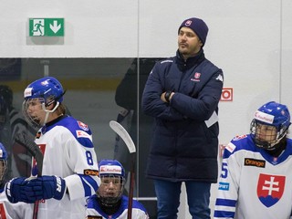 Tréner Tibor Tartaľ na lavičke slovenskej hokejovej reprezentácie do 18 rokov.