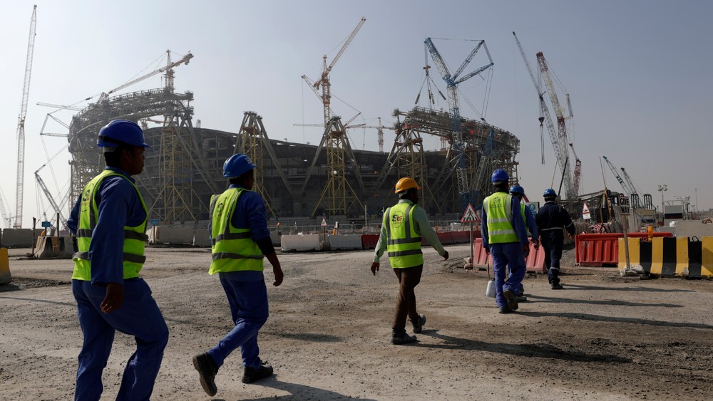Moderné otrokárstvo. Pri budovaní štadiónov zomreli v Katare tisícky migrantov