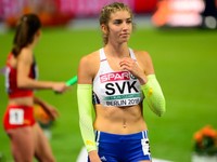 Emma Zapletalová pred štartom finále na 4 x 400 m na ME 2018.