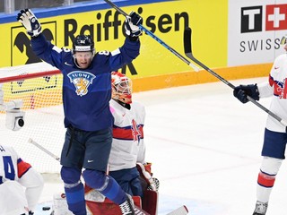Harri Pesonen sa teší po strelenom góle v zápase Veľká Británia - Fínsko na MS v hokeji 2022.