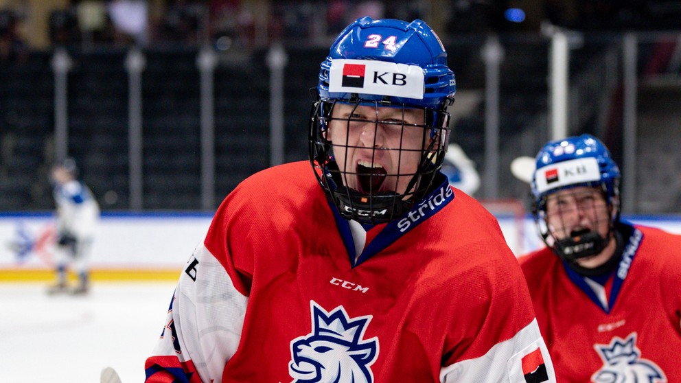 Českí hokejisti sa tešia po strelenom góle na turnaji Hlinka Gretzky Cup 2022.