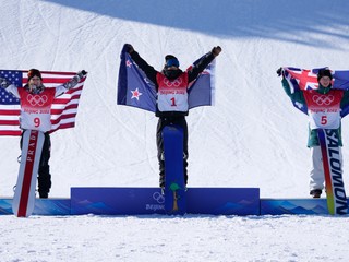 Medailistky na ZOH 2022 v Pekingu v snoubordingu, slopestyle: zlatá Zoi Sadowská-Synnottová (Nový Zéland), strieborná Julia Marinová (USA) a bronzová Tess Coadyová (Austrália).