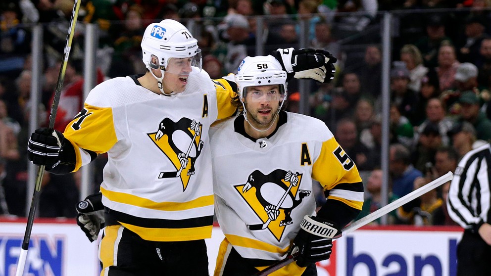 Jevgenij Malkin (vľavo) a Kris Letang v drese Pittsburgh Penguins.