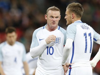 Jamie Vardy (vpravo) a Wayne Rooney (vľavo). 