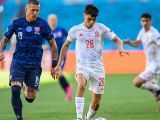 Juraj Kucka (vľavo) v súboji s Pedrim v zápase Slovensko - Španielsko na EURO 2020. 