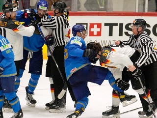 Hokejisti Kazachstanu zatiaľ na turnaji nezískali ani bod. Ak sa chcú zachrániť, proti Talianom im stačí akákoľvek výhra.