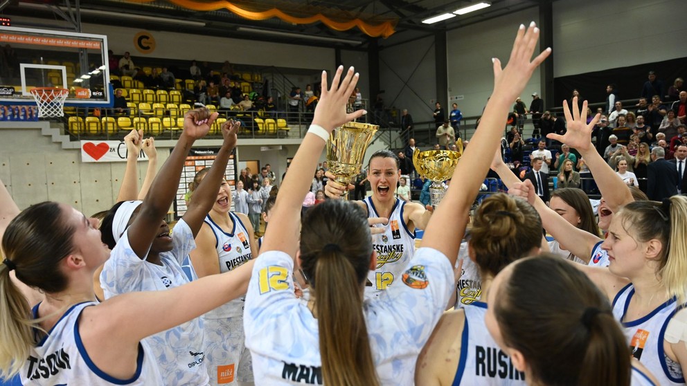 Basketbalistky tímu Piešťanské Čajky sa tešia z triumfu v Slovenskom pohári. 