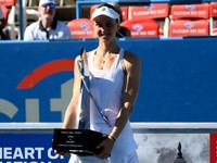 Ľudmila Samsonovová s víťaznou trofejou WTA Washington 2022.