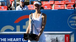 Ľudmila Samsonovová s víťaznou trofejou WTA Washington 2022.