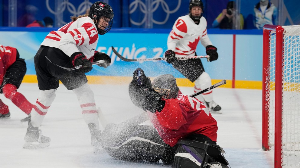 Kanadské hokejistky strelili v semifinále Švajčiarkam desať gólov.