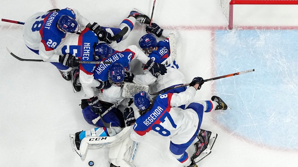 Patrik Rybár neustál nával radosti slovenských hokejistov. Takto sa oslavoval postup do semifinále ZOH 2022 v Pekingu!