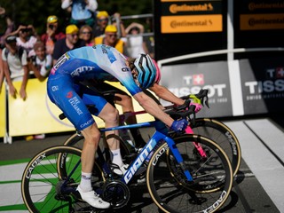 Nicholas Schultz a Magnus Cort Nielsen vo finiši 10. etapy Tour de France 2022.