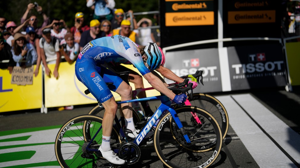 Nicholas Schultz a Magnus Cort Nielsen vo finiši 10. etapy Tour de France 2022.
