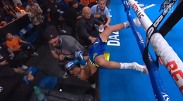 Boxer knokautoval súpera von z ringu, zachraňovať ho musel fotograf