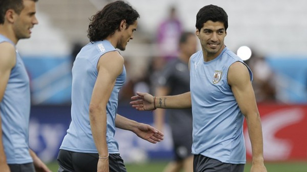 Edinson Cavani (v strede) a Luis Suárez na tréningu tímu Uruguaja.