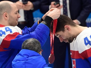 Vľavo Mislav Rosandič a vpravo Samuel Takáč oslavujú zisku bronzu na ZOH 2022 v Pekingu.