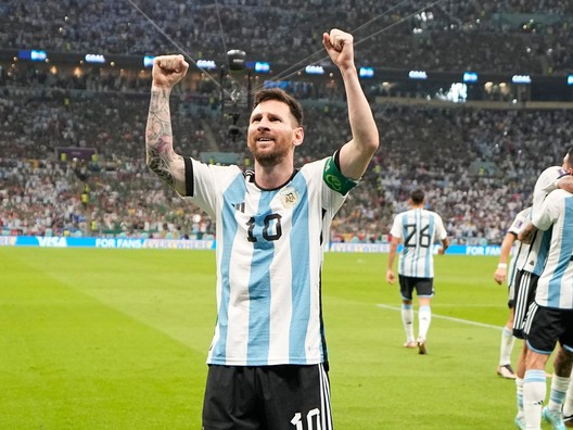 Lionel Messi sa teší po strelenom góle v zápase Argentína - Mexiko na MS vo futbale 2022.
