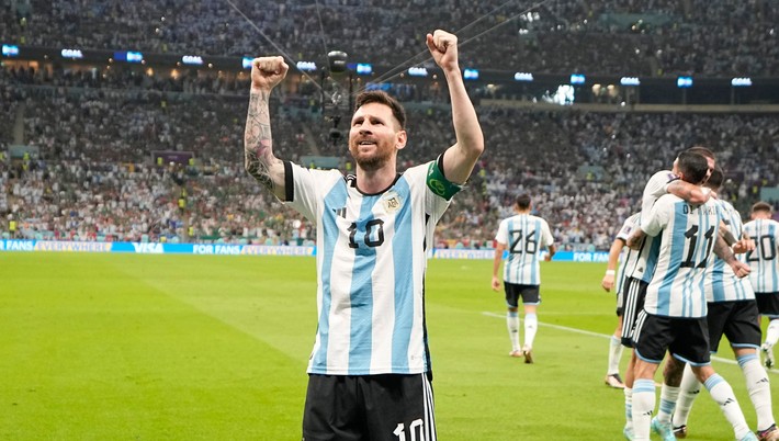 Lionel Messi sa teší po strelenom góle v zápase Argentína - Mexiko na MS vo futbale 2022.