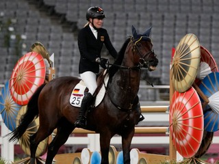 Annika Schleu a jej kôň Saint Boy na OH 2020 / 2021 v Tokiu.