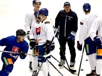 Na snímke tréner slovenskej hokejovej reprezentácie Craig Ramsay s hráčmi na tréningu počas reprezentačného zrazu.