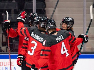 Mladí hokejisti Kanady počas Hlinka Gretzky Cupu 2022. 